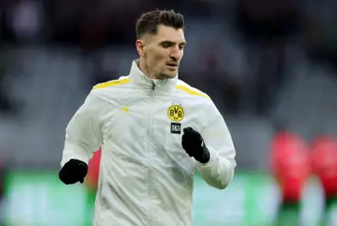 After intermediaries offer Thomas Meunier to both Barcelona and Manchester United, Borussia Dortmund say they have no plans of selling him