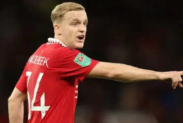 Donny van de Beek failed again in his midfield role, the third game in a row he has played. 