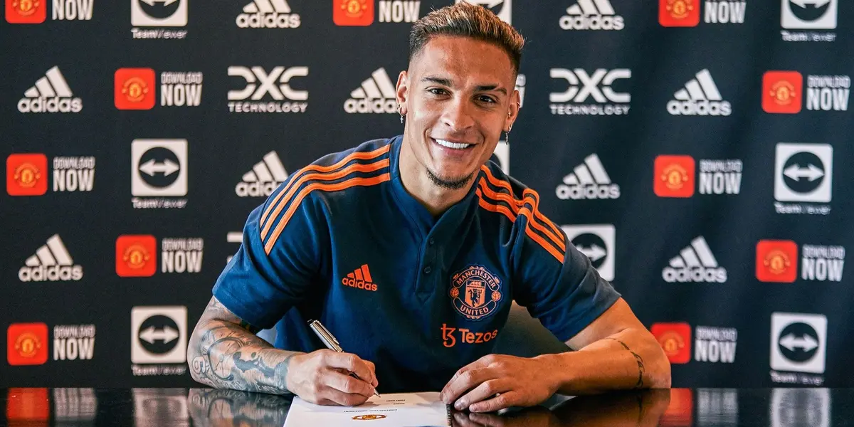The Brazilian player has finally been seen wearing a Manchester United kit