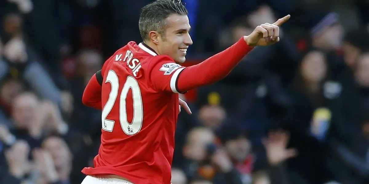 Robin Van Persie keeps working with Manchester United to bring a player that could become the new striker for the team.