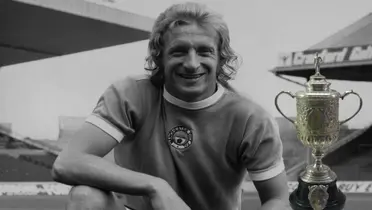 The goalscorer won the cup in the 1962-63 season.