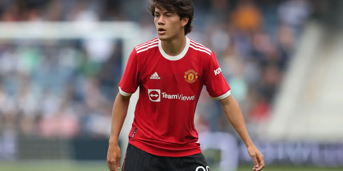 The Uruguay international suffered an injury and will stay at Manchester United this season