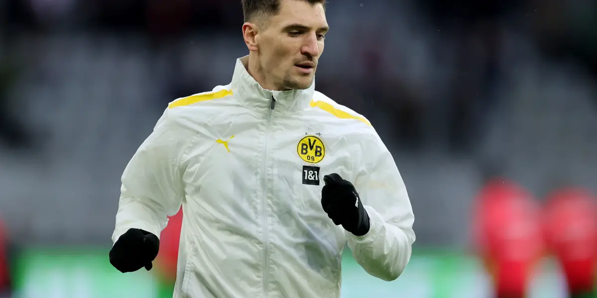 After intermediaries offer Thomas Meunier to both Barcelona and Manchester United, Borussia Dortmund say they have no plans of selling him