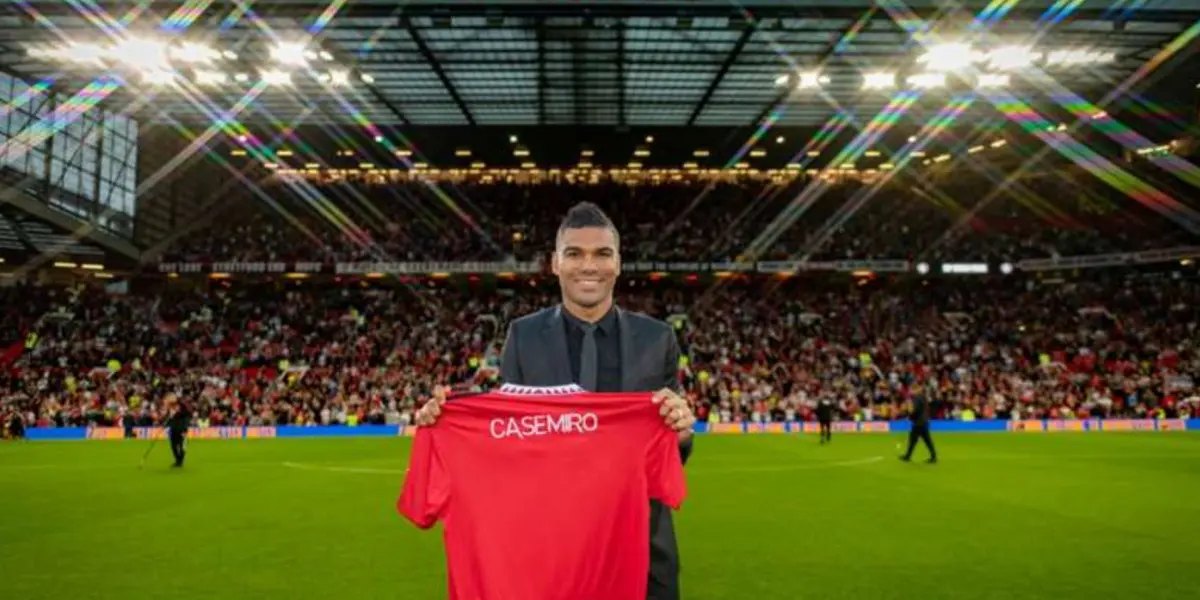 Casemiro finally arrived to Old Trafford and is watching the match against Liverpool from the stands