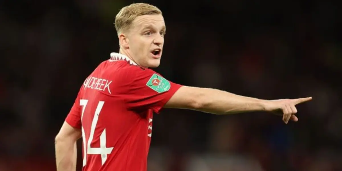 Donny van de Beek failed again in his midfield role, the third game in a row he has played. 