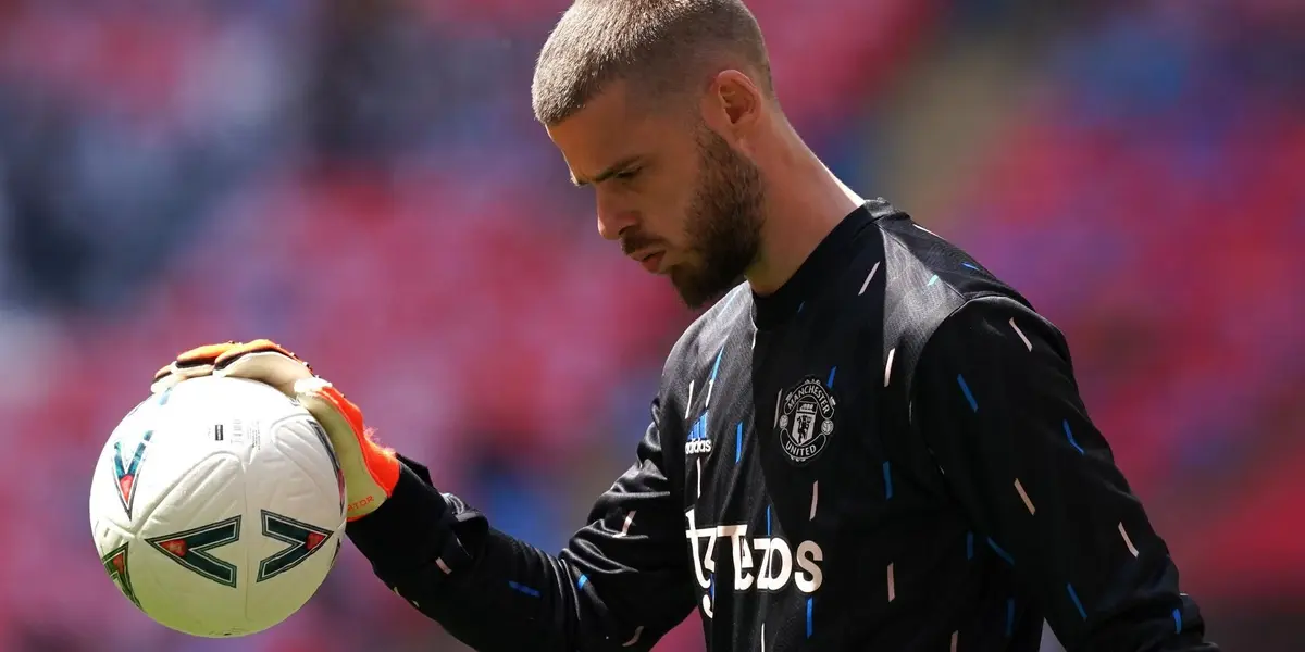 Manchester United former keeper might be ready to change his future team.