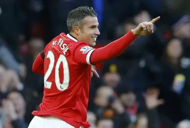 Robin Van Persie keeps working with Manchester United to bring a player that could become the new striker for the team.